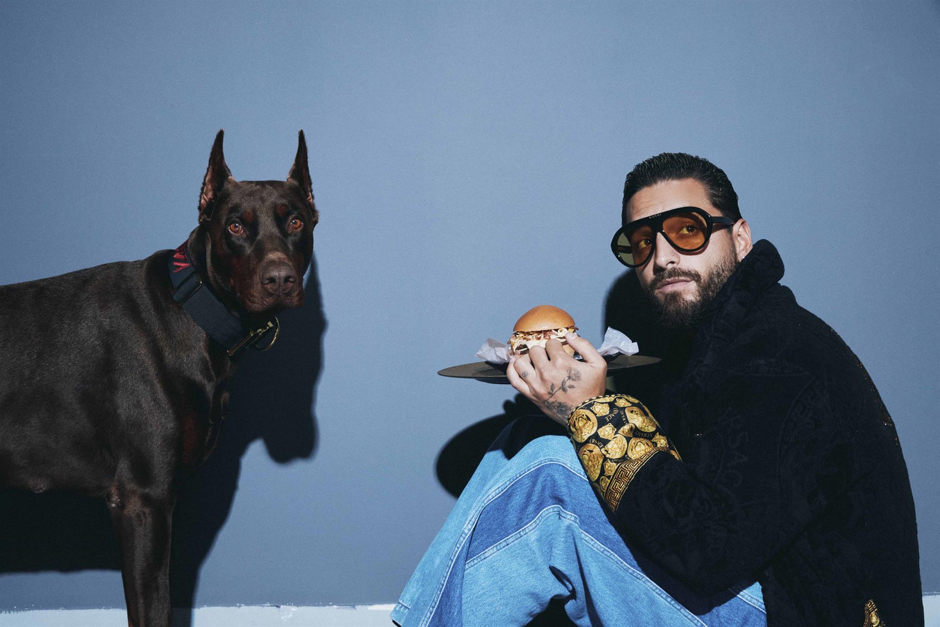 Maluma lanza Dembow, “primer restaurante digital” de hamburguesas y hot dogs Fotografía promocional cedida por Foodology donde aparece el cantante colombiano Maluma rodeado de hamburguesas y hot dogs (perros calientes) de su restaurante digital Dembow que estará únicamente enfocado en el "delivery" (a domicilios) en 17 ciudades de México, Brasil, Colombia y Perú, según un comunicado del artista. EFE/Foodology /SOLO USO EDITORIAL /NO VENTAS /SOLO DISPONIBLE PARA ILUSTRAR LA NOTICIA QUE ACOMPAÑA /CRÉDITO OBLIGATORIO