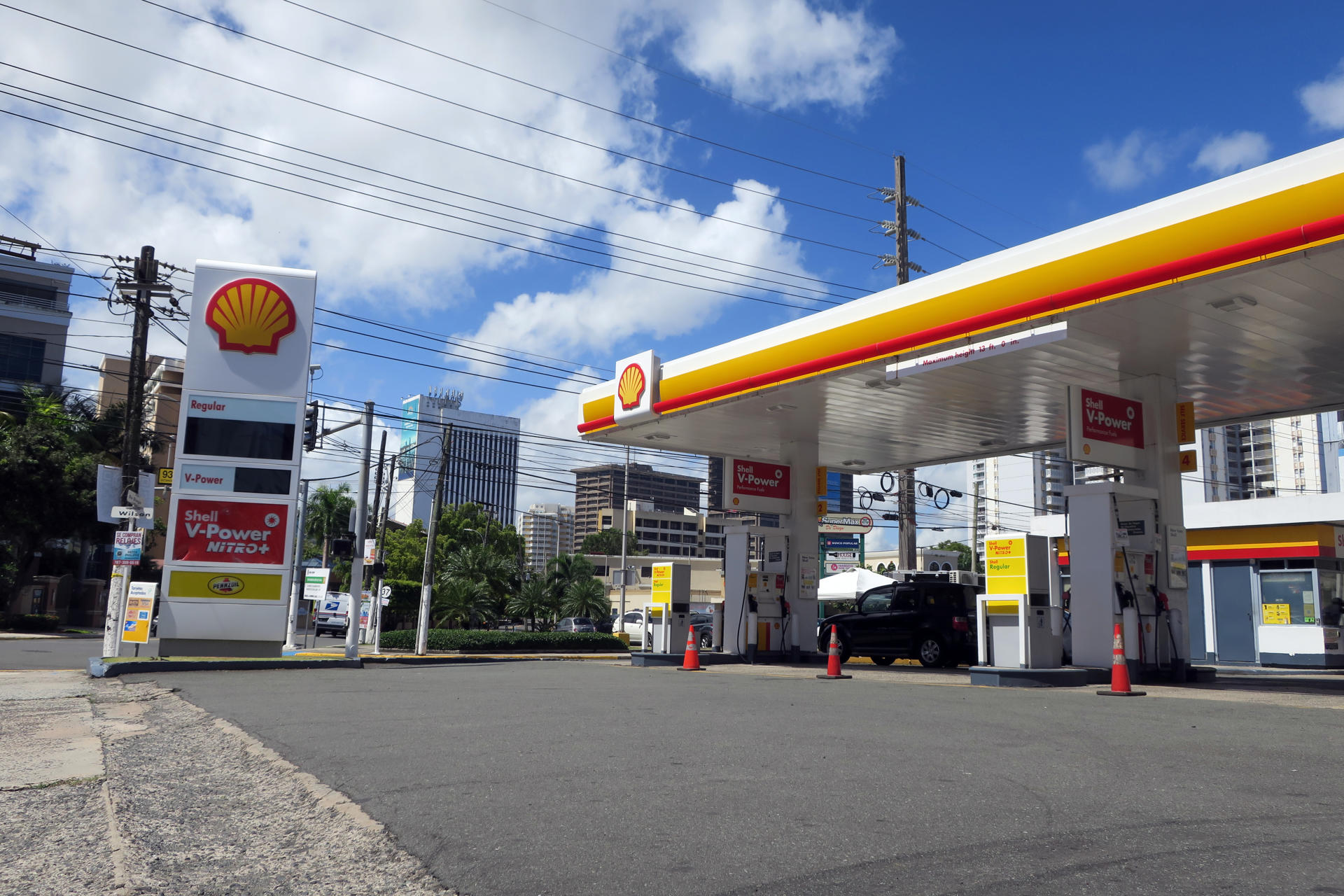 Vista de una estación de gasolina en el área del Condado, el distrito turístico de San Juan, (Puerto Rico). EFE/ Jorge Muñiz
