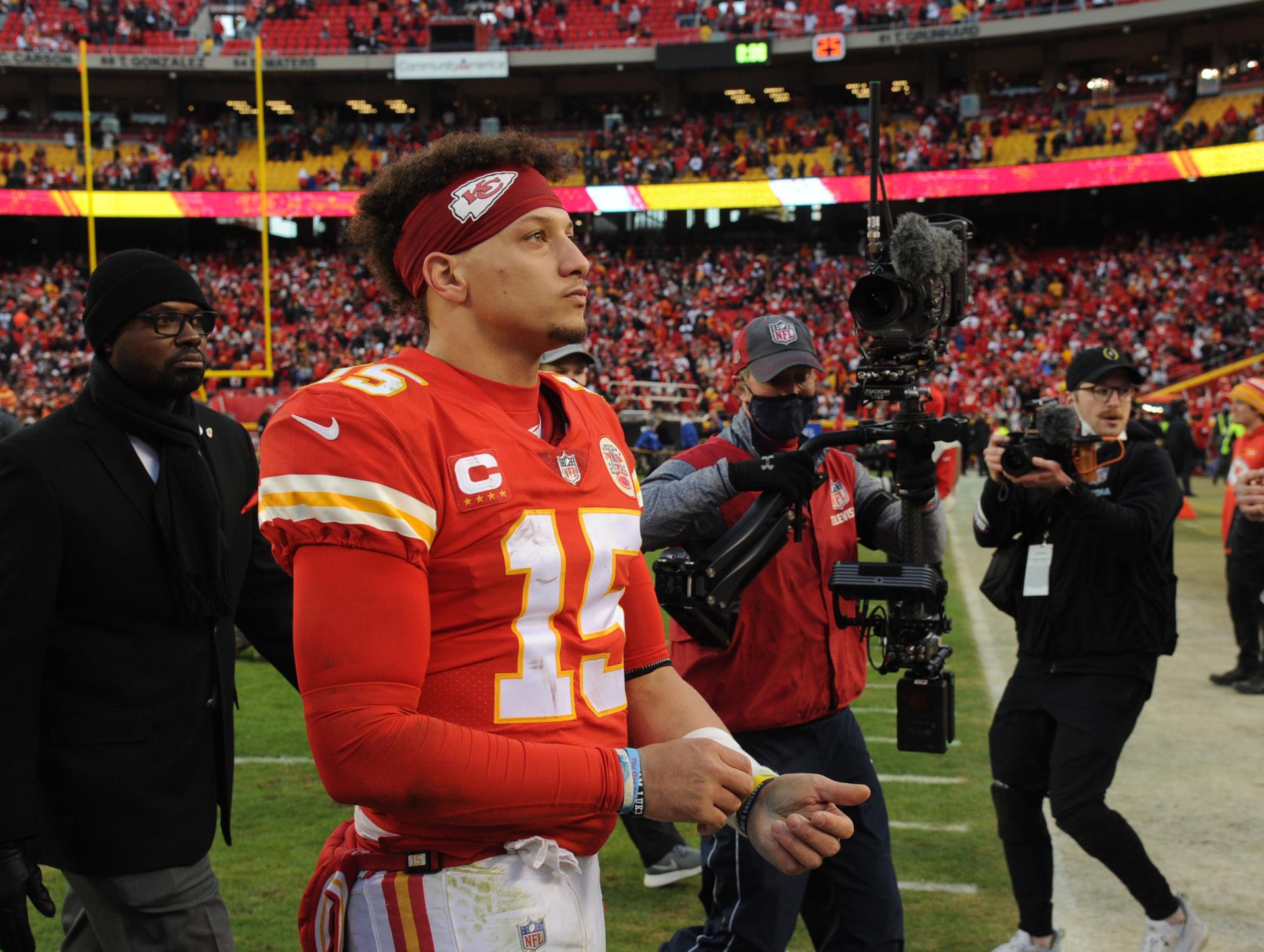 Patrick Mahomes cae en su primer partido de pretemporada