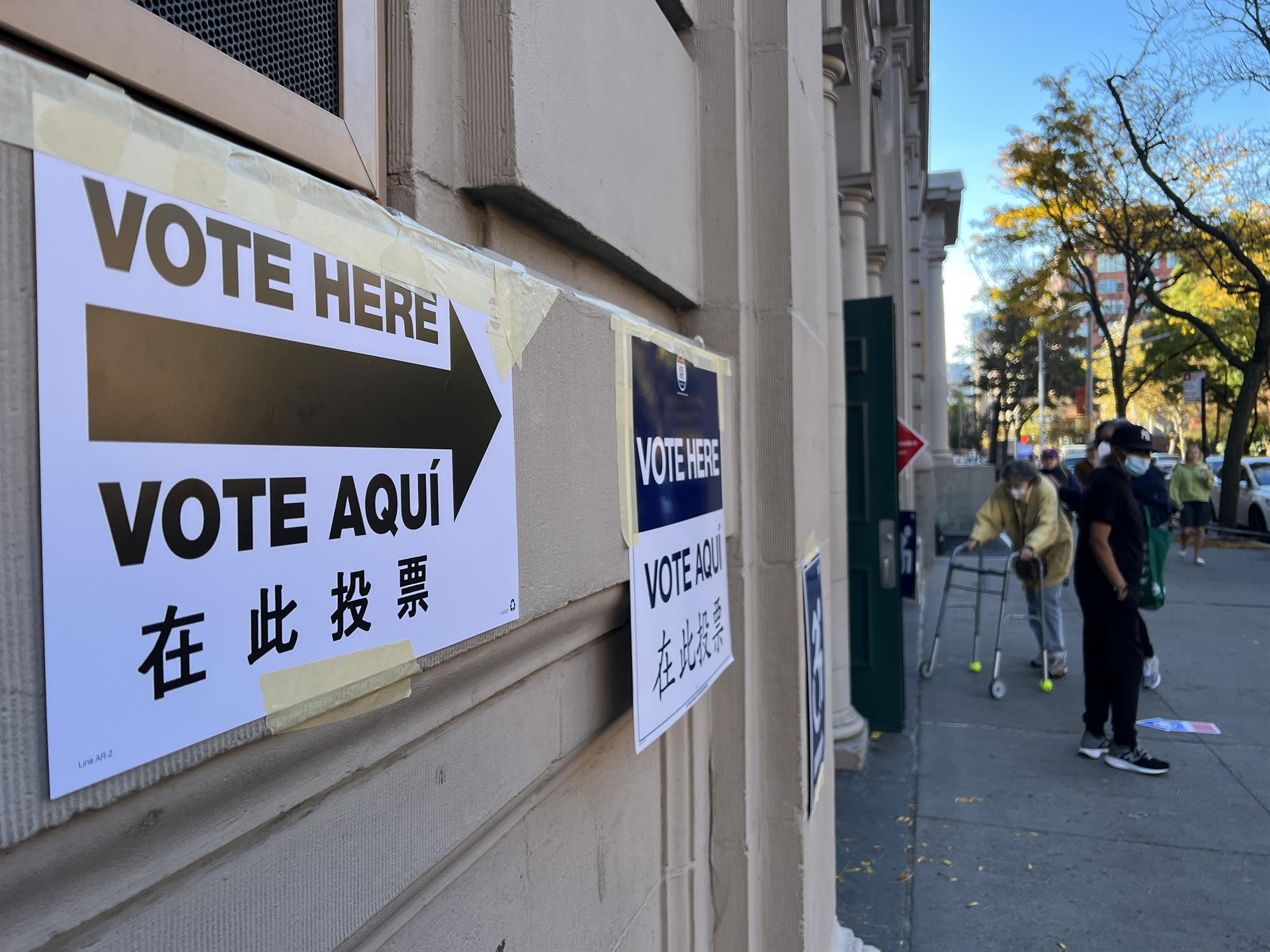 Unas personas salen de un centro de votación hoy martes en el barrio del West Village de Manhattan, Nueva York (EE. UU). EFE/Sarah Yáñez-Richards
