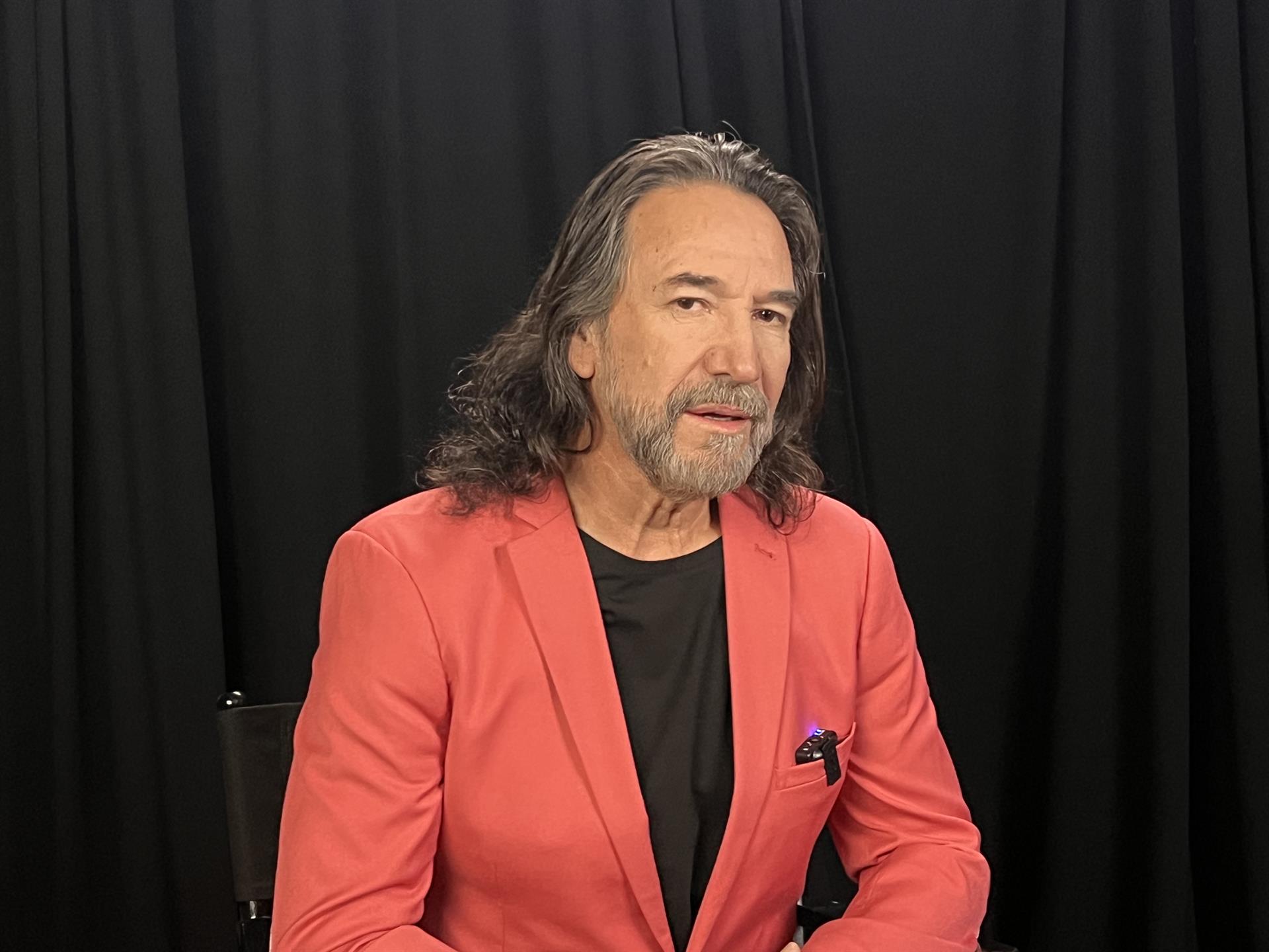 El cantautor mexicano Marco Antonio Solís habla durante una entrevista con EFE, el 15 de noviembre 2022, en el hotel Mandaly Bay en Las Vegas, Nevada (EEUU). EFE/Octavio Guzmán
