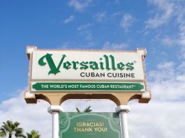 Imagen de archivo que muestra un cartel del restaurante Versailles anunciando su 50 aniversario en el barrio de la Pequeña Habana, en Miami, Florida. EFE/Antoni Belchi

