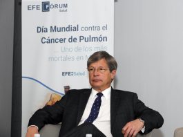 El director médico en Amgen, Max Saráchaga, participa en el foro “Día Mundial contra el cáncer de pulmón... uno de los más mortales en México” celebrado en la Ciudad de México (México). EFE/ Alex Cruz
