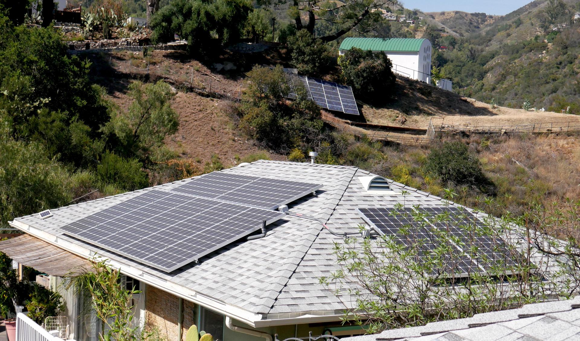 Vista de paneles solares ubicados en una ladera en la comunidad de Topanga, en Los Ángeles, California (EE.UU.). EFE/Mike Nelson
