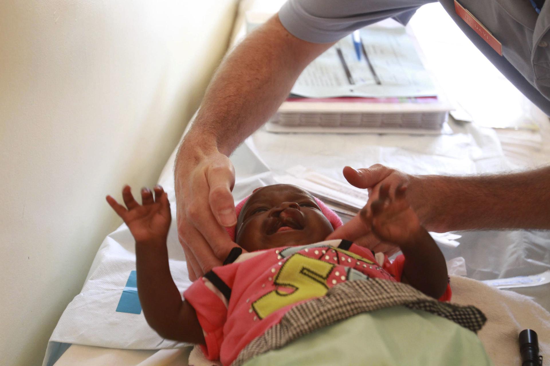¿Quién es responsable de la escasez de camas pediátricas en hospitales? Archivo. EPA/AARON UFUMELI