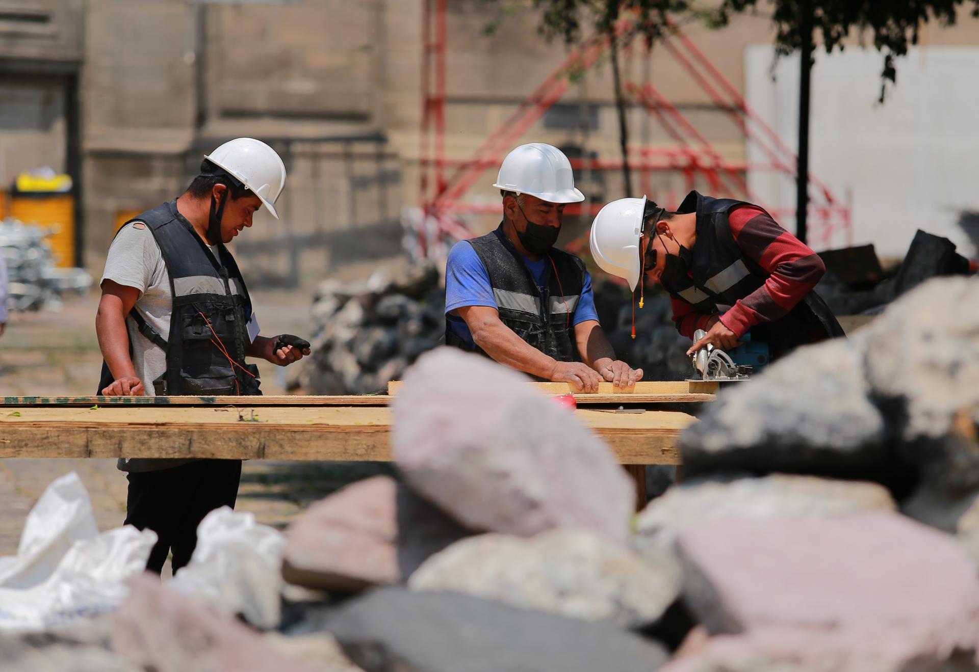 Varios hombres trabajan durante una jornada laboral en Ciudad de México (México). Imagen de archivo. EFE/ Carlos Ramírez
