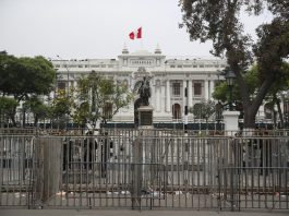 Policías prestan guardia en los alrededores del Palacio Presidencial peruano hoy, en Lima (Perú). EFE/ Paolo Aguilar
