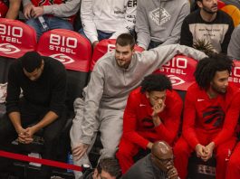 El jugador español Juancho Hernangómez reacciona en el banquillo hoy, durante un partido de la NBA entre los Toronto Raptors y los Ángeles Lakers, en Toronto (Canadá). EFE/ Julio César Rivas

