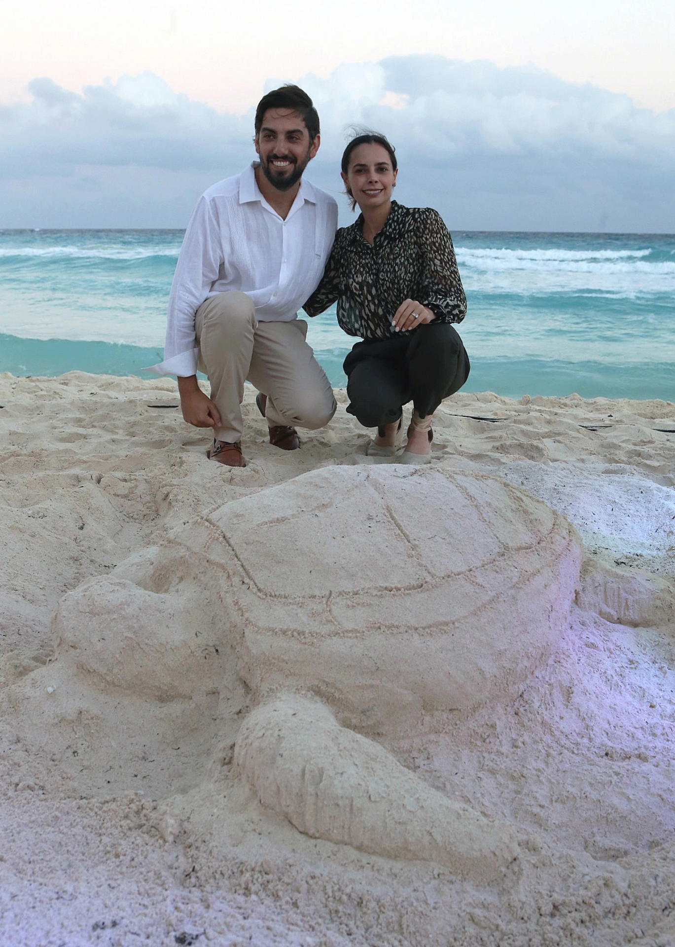 El director de Riu Palace Kukulcan, Javier González (i) y la presidenta municipal de Benito Juárez, Ana Patricia Peralta (d), posan durante un acto protocolario ayer, en el balneario de Cancún, Quintana Roo (México). EFE/ Lourdes Cruz
