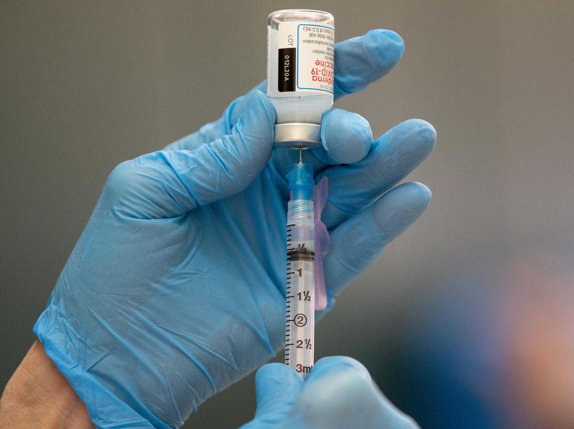 Moderna anuncia resultados prometedores en pruebas con su vacuna del cáncer Revere (United States), 15/01/2021.- Registered Nurse Connie Gannor prepares doses of a Covid-19 vaccine shot, manufactured by Moderna, at a vaccination center set up in the Rumney Marsh Academy gymnasium in Revere, Massachusetts, USA, 15 January 2021. First responders are part of Phase One of the roll-out of vaccinations in the Commonwealth of Massachusetts. (Estados Unidos) EFE/EPA/CJ GUNTHER