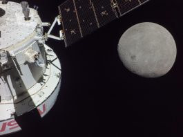 Fotografía del 21 de noviembre cedida hoy por la NASA donde se muestra la cápsula Orión de la misión no tripulada Artemis I durante el quinto día de su misión, a unas 81 millas (130.35 km) de la Luna. EFE/NASA /SOLO USO EDITORIAL /NO VENTAS /SOLO DISPONIBLE PARA ILUSTRAR LA NOTICIA QUE ACOMPAÑA /CRÉDITO OBLIGATORIO
