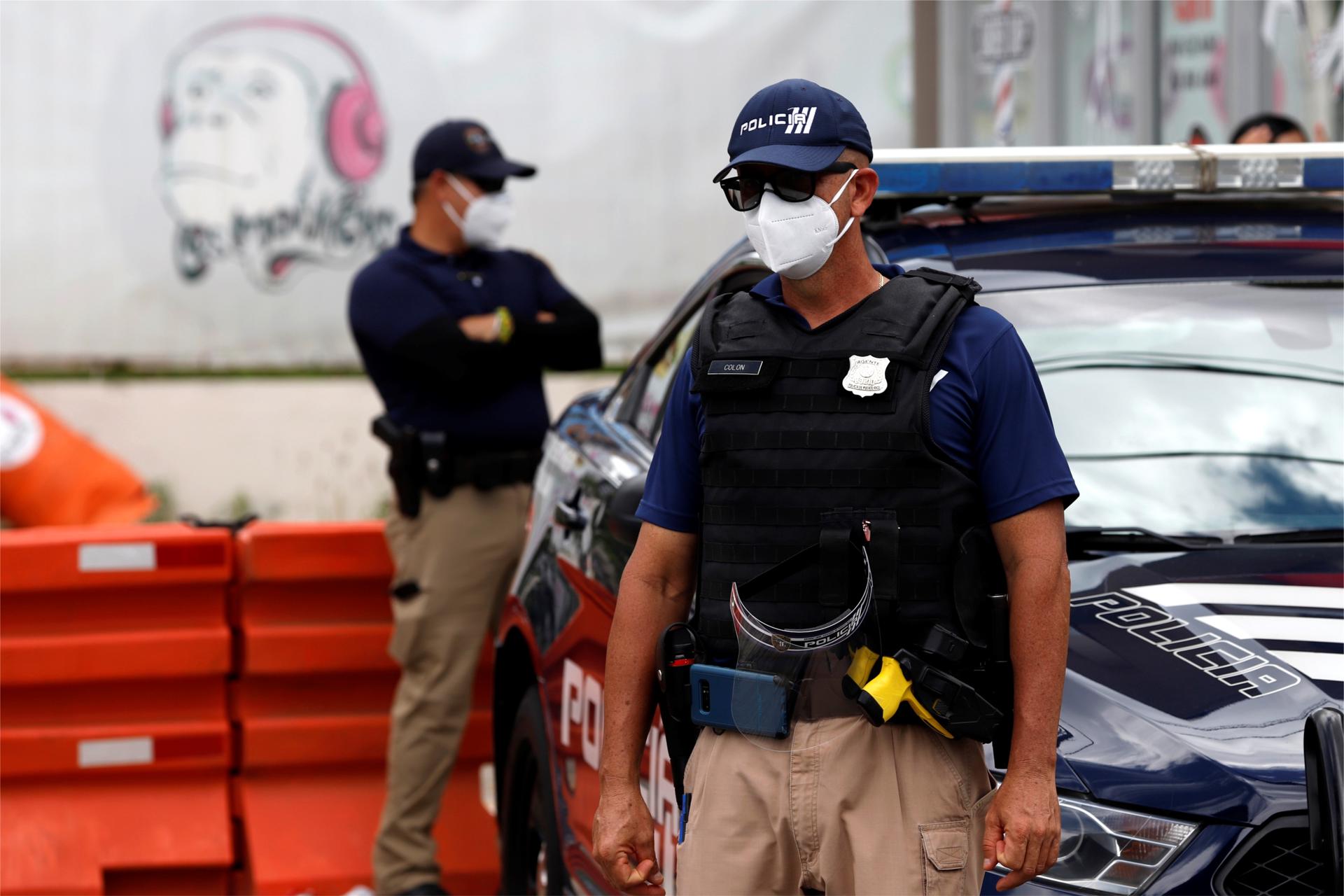 Imagen de archivo que muestra un agente de policía en San Juan (Puerto Rico). EFE/Thais Llorca
