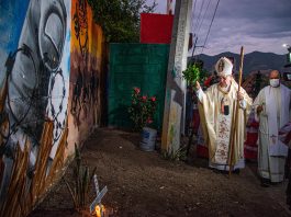 Sacerdotes llegan al sitio del accidente donde fallecieron 56 migrantes hoy en el municipio de Chiapa de Corzo, Chiapas (México). EFE/ Carlos López

