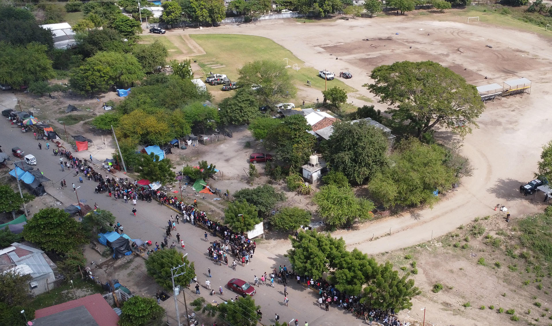 Fotografía aérea de migrantes haciendo fila en un módulo de regularización migratoria del Instituto Nacional del Migración (INM) el 13 de diciembre de 2022 en Tapanatepec, Oaxaca (México). EFE/Jesús Méndez
