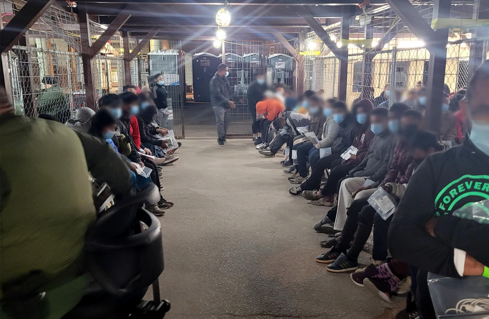 Fotografía divulgada por el jefe interino de la Patrulla Fronteriza del sector de El Paso (USBP Chief EPT), Peter Jaquez, donde aparecen unos inmigrantes indocumentados que piden asilo, mientras permanecen en un centro de detención de inmigrantes el lunes 12 de diciembre en la ciudad fronteriza de El Paso, Texas. EFE/USBP Chief EPT - SOLO USO EDITORIAL /NO VENTAS /SOLO DISPONIBLE PARA ILUSTRAR LA NOTICIA QUE ACOMPAÑA /CRÉDITO OBLIGATORIO
