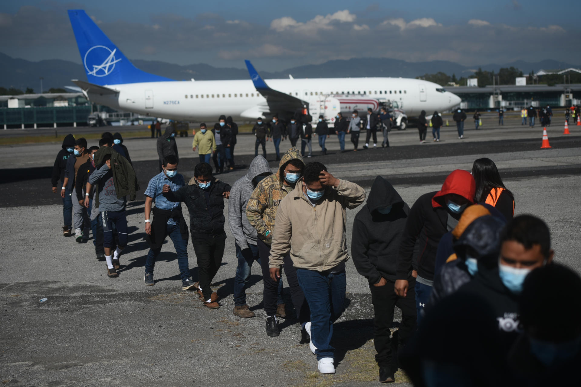 Migrantes llegan al Centro de Recepción de Retornados hoy, en Ciudad de Guatemala (Guatemala). EFE/ Edwin Bercián
