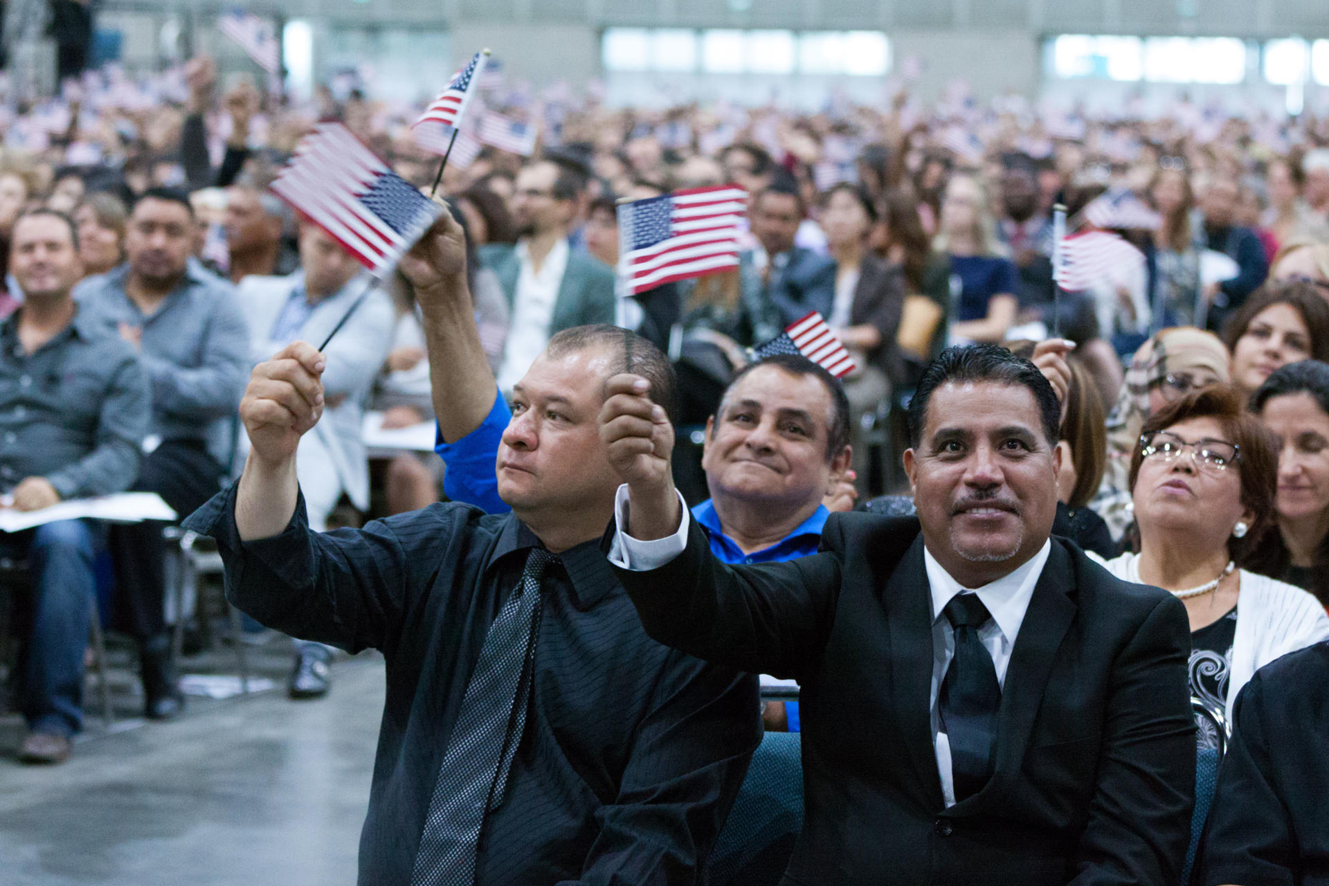 Cientos de personas asisten a la ceremonia de naturalización para convertirse en nuevos ciudadanos estadounidenses en Los Ángeles, California. Imagen de archivo. EFE/Felipe Chacón.
