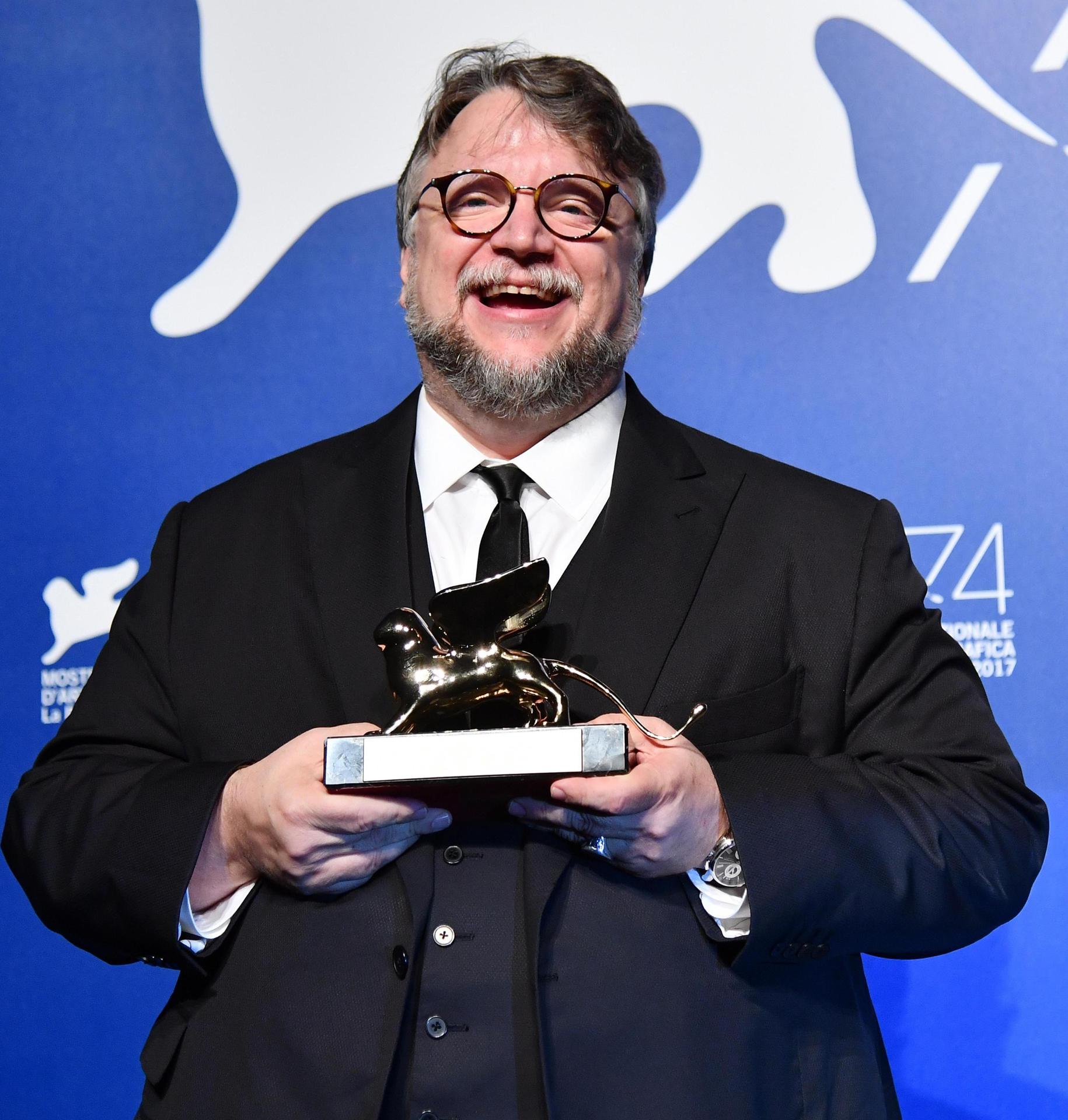 Fotografía de archivo fechada el 9 de septiembre de 2017, que muestra al director de cine Guillermo Del Toro mientras posa con el premio León de Oro por su película 