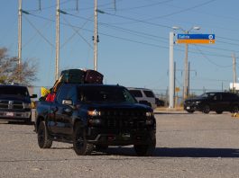 México brinda 304 servicios de apoyo en carretera por las fiestas de Navidad Fotografía de archivo fechada el 4 de diciembre de 2021 que muestra camionetas con emigrantes mexicanos que regresan a su país, en Ciudad Juárez, estado de Chihuahua (México). EFE/ Luis Torres