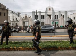 Policías vigilan la Prefectura donde se encuentra el presidente Pedro Castillo hoy, en Lima (Perú). EFE/ Aldair Mejía
