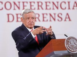 El presidente de México, Andrés Manuel López Obrador, habla durante una rueda de prensa en el Palacio Nacional, en Ciudad de México (México). EFE/ Isaac Esquivel
