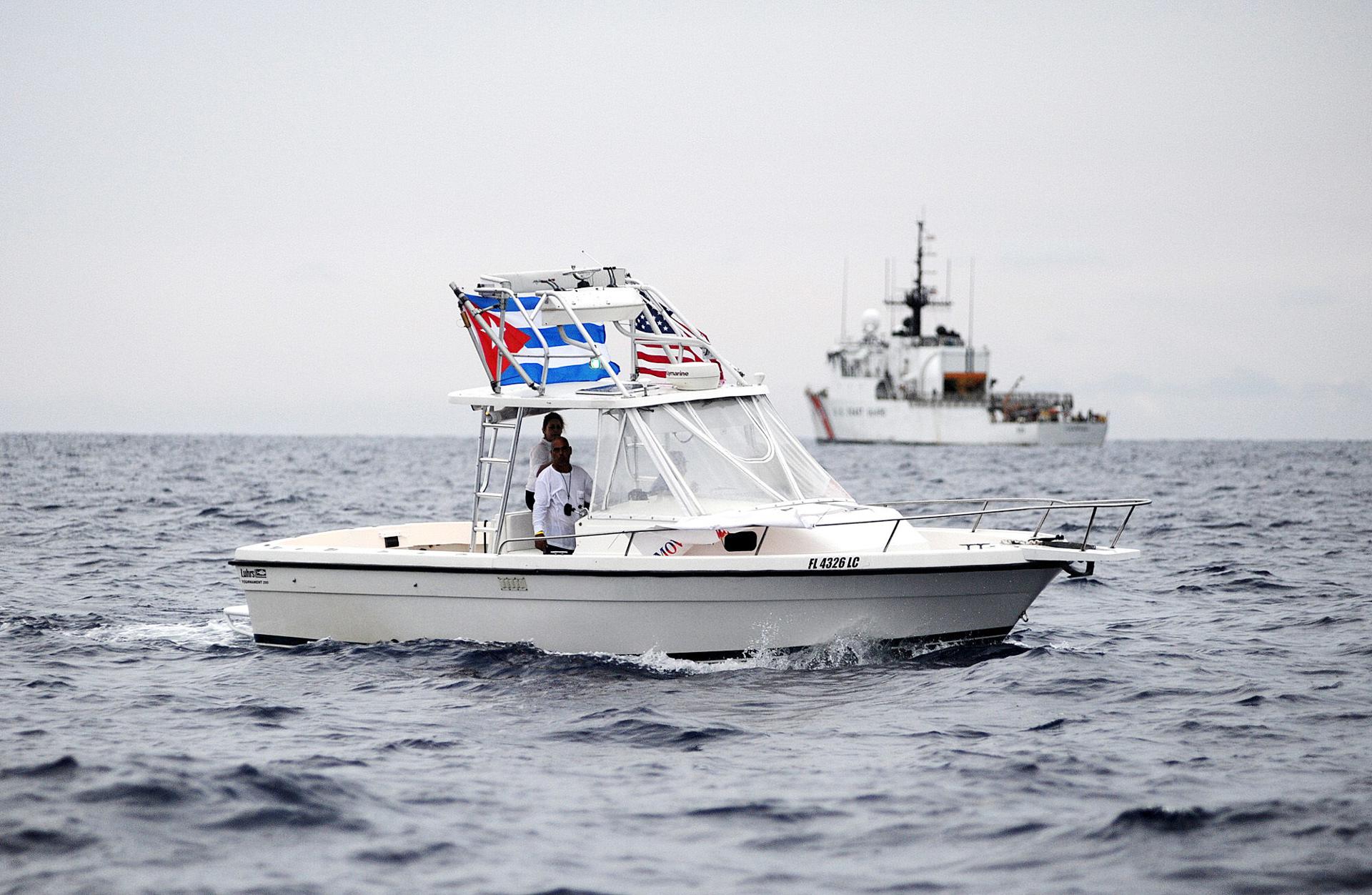 La Guardia Costera de Estados Unidos continúa este martes la búsqueda de nueve cubanos que naufragaron frente a la costa sureste de Florida, mientras repatrió a 38 migrantes de la misma nacionalidad y a 110 haitianos, detenidos todos en varias interdicciones en el mar. Imagen de archivo. EFE/Gastón de Cárdenas
