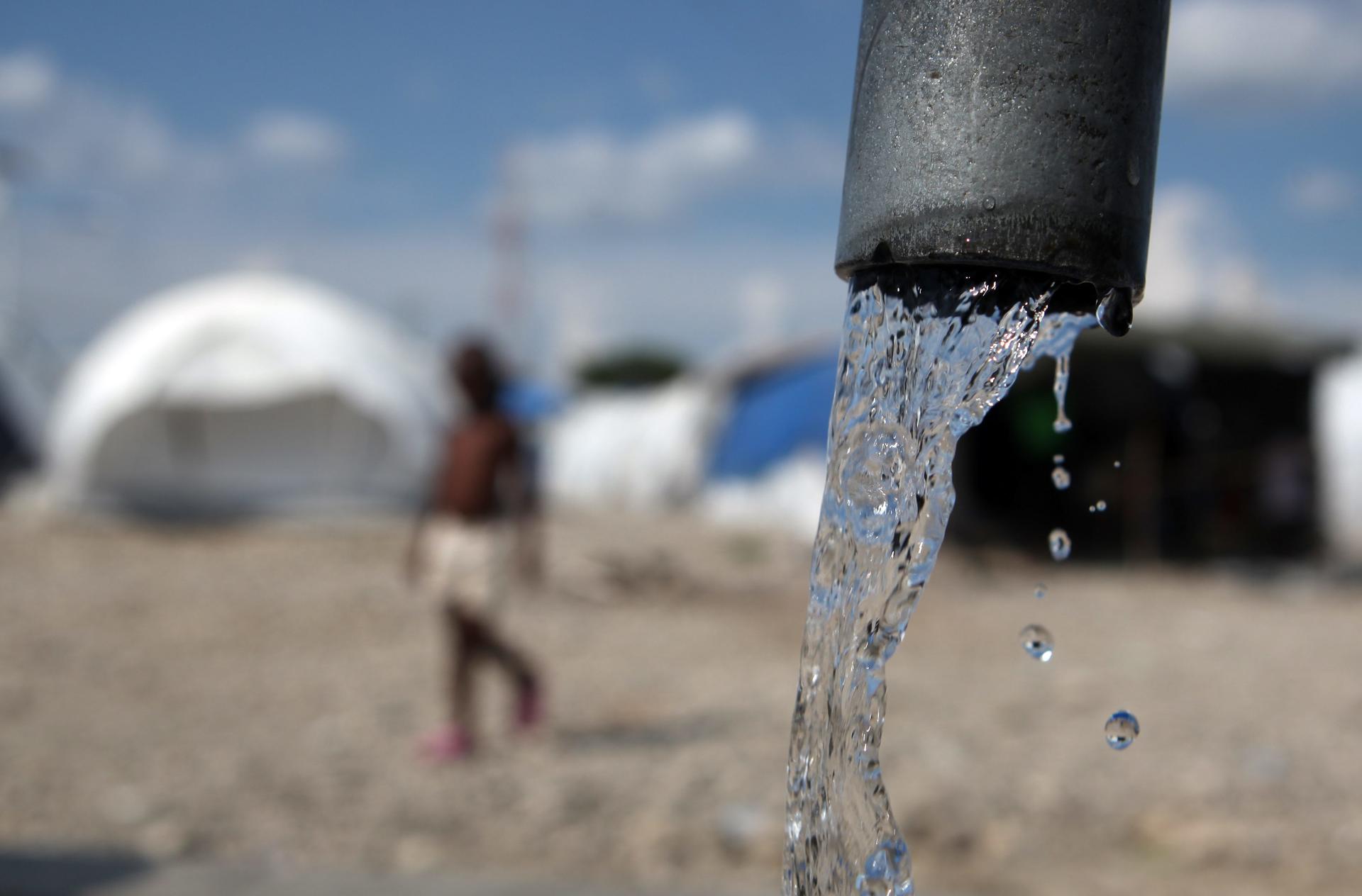 Vista de una bomba de agua en el campamento de refugiados Marassa 14, en Croix des Bouquets, Puerto Príncipe (Haití). Imagen de archivo. EFE/Orlando Barría
