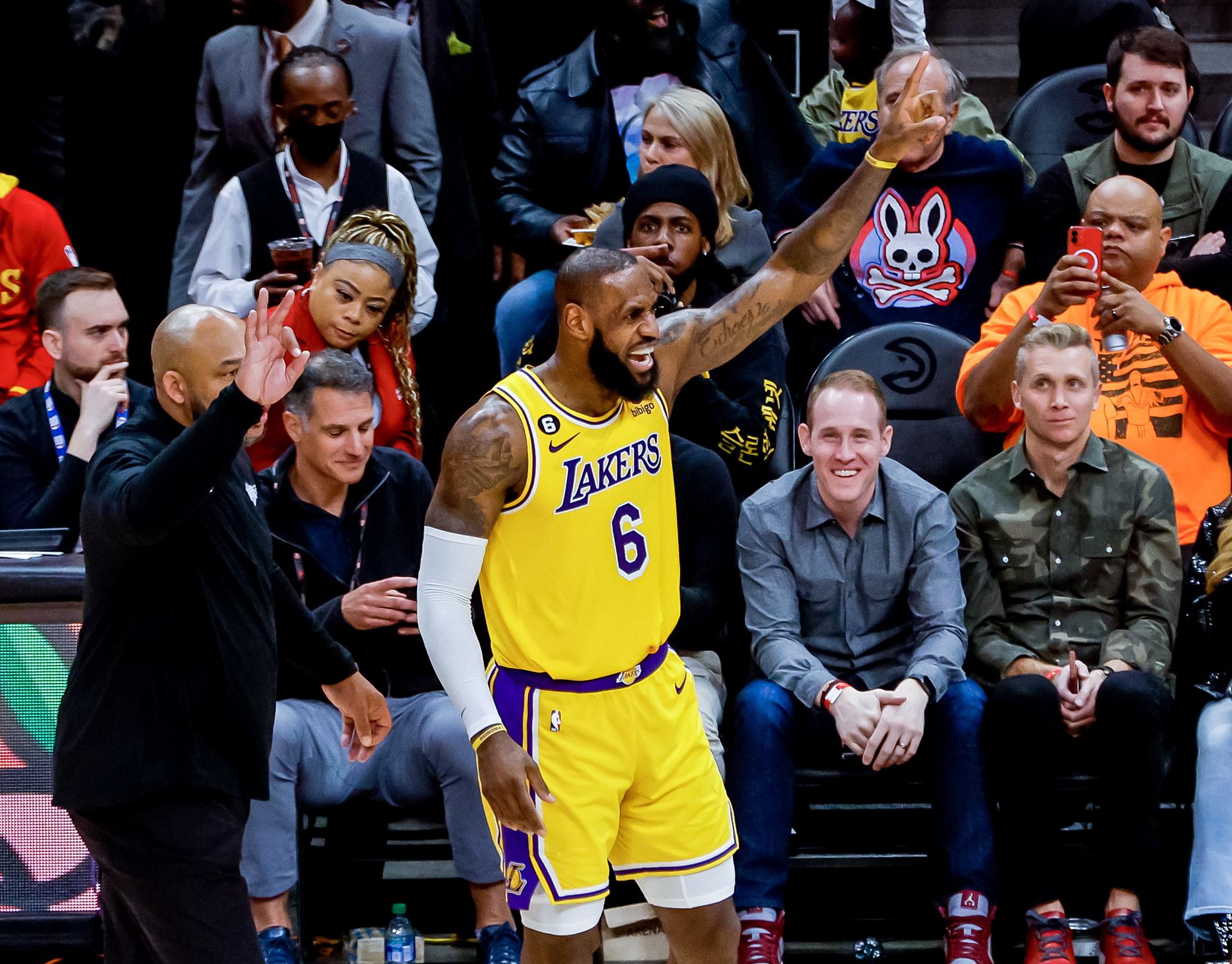 LeBron James (d) y el entrenador Darvin Ham (i) de Los Ángeles Lakers reaccionan durante un partido frente a los Atlanta Hawks en el State Farm Arena, en Atlanta, Georgia (EE.UU.), este 30 de diciembre de 2022. EFE/EPA/Erik S. Lesser

