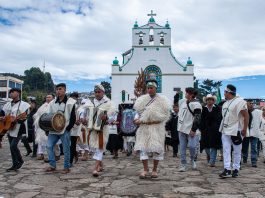 Indígenas tzotziles chamulas realizan una peregrinación hoy, rumbo a la Basílica de Guadalupe, en el municipio de San Juan Chamula, estado de Chiapas (México). EFE/ Carlos López
