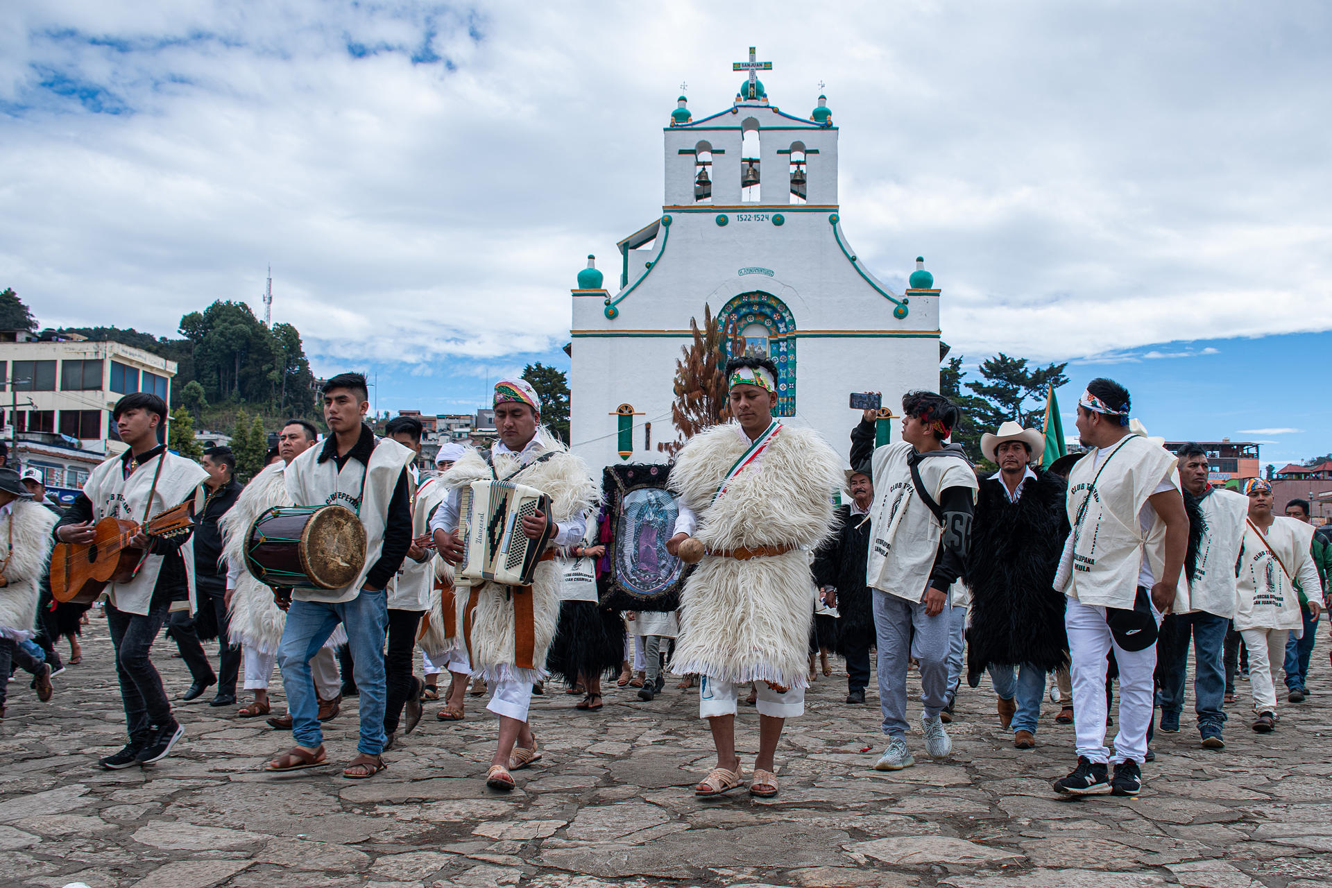 Indígenas tzotziles chamulas realizan una peregrinación hoy, rumbo a la Basílica de Guadalupe, en el municipio de San Juan Chamula, estado de Chiapas (México). EFE/ Carlos López
