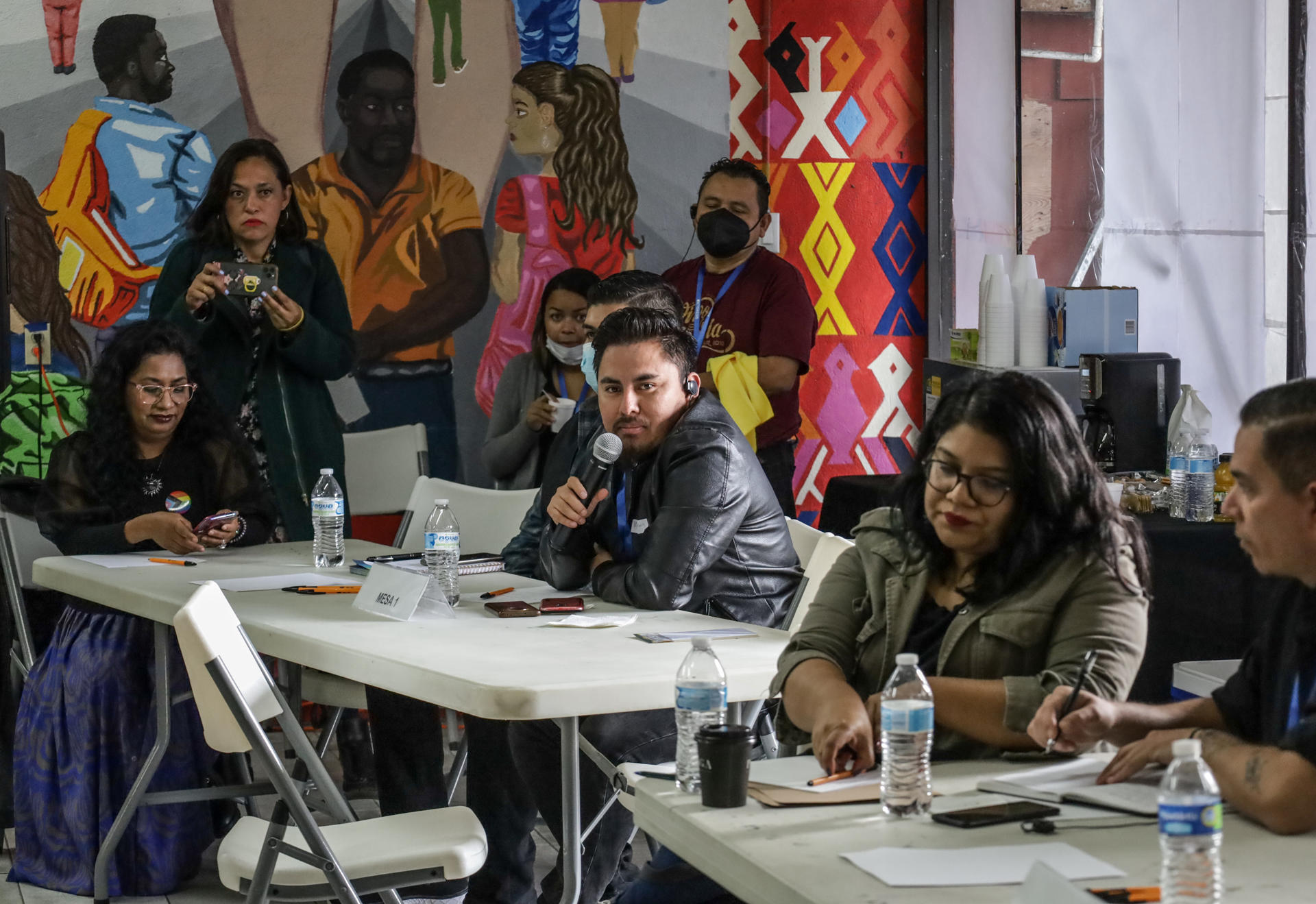 Migrantes, activistas y representantes de las comunidades indígenas y LGBT+ participan hoy en un foro en el albergue Espacio Migrante en Tijuana, Baja California (México). EFE/Joebeth Terríquez
