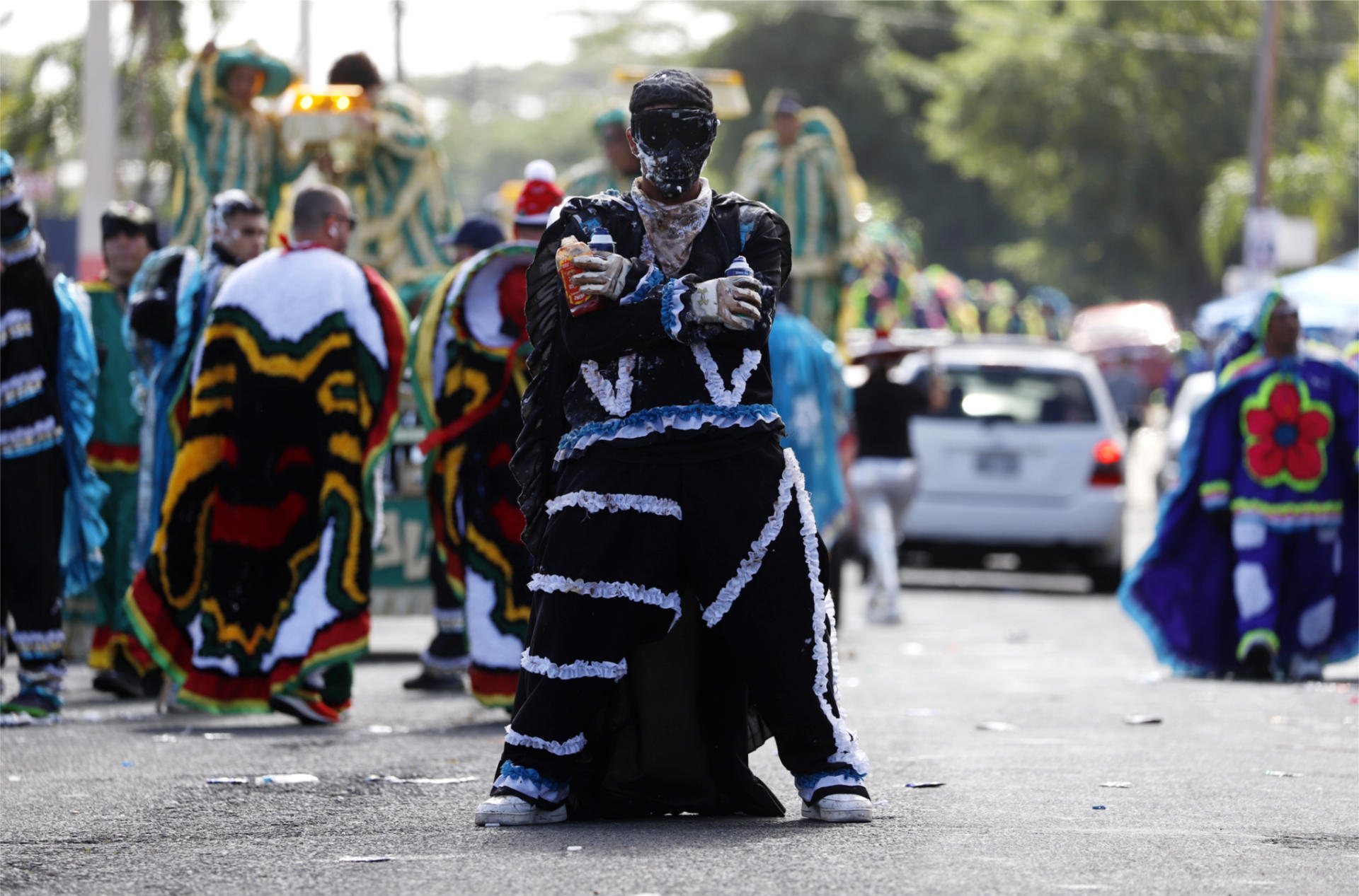 Una persona participa del desfile del Festival de Las Máscaras, que conmemora el Día de los Inocentes, hoy, en Hatillo (Puerto Rico). EFE/ Thais Llorca
