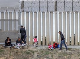 Un grupo de migrantes descansan en la ciudad fronteriza de Tijuana(México). EFE/Joebeth Terriquez

