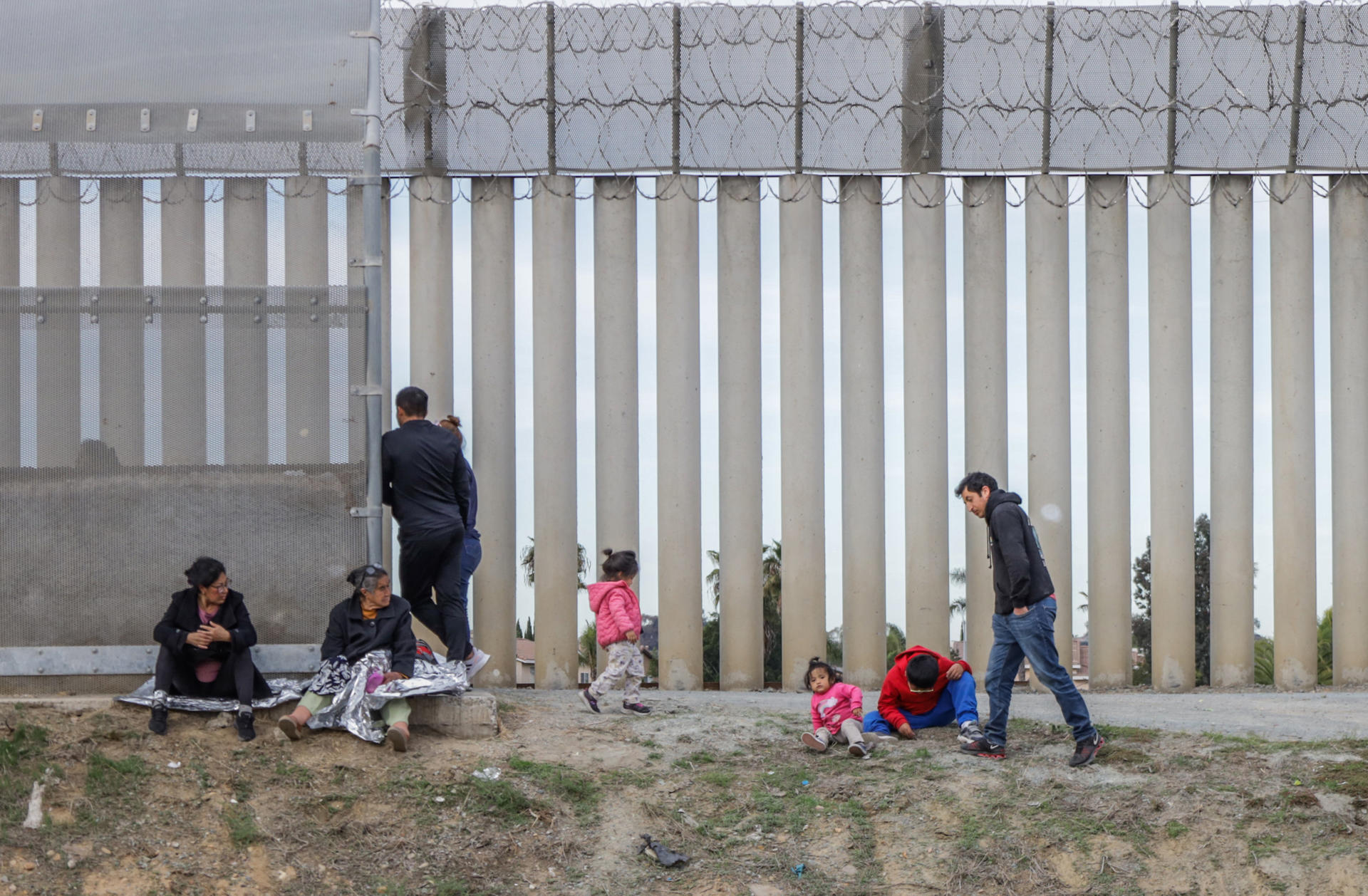 Un grupo de migrantes descansan en la ciudad fronteriza de Tijuana(México). EFE/Joebeth Terriquez
