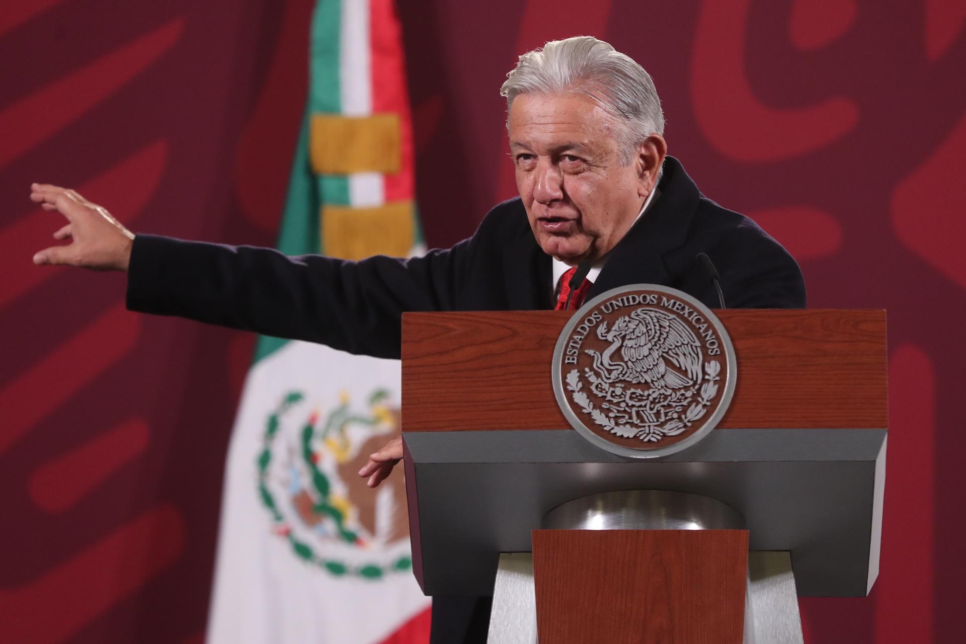 El presidente de México, Andrés Manuel López Obrador, habla hoy durante su rueda de prensa matutina en Palacio Nacional de la Ciudad de México (México). EFE/Sáshenka Gutiérrez
