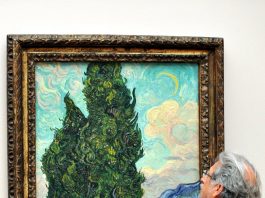 Imagen de archivo de un hombre observando la obra de Vincent Van Gogh 'Cipreses'. EFE/Rolf Haid
