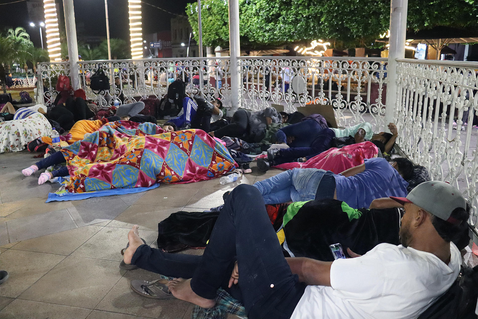 Migrantes duermen en plazas públicas la madrugada de hoy, en la ciudad de Tapachula, en el estado de Chiapas (México). EFE/Juan Manuel Blanco

