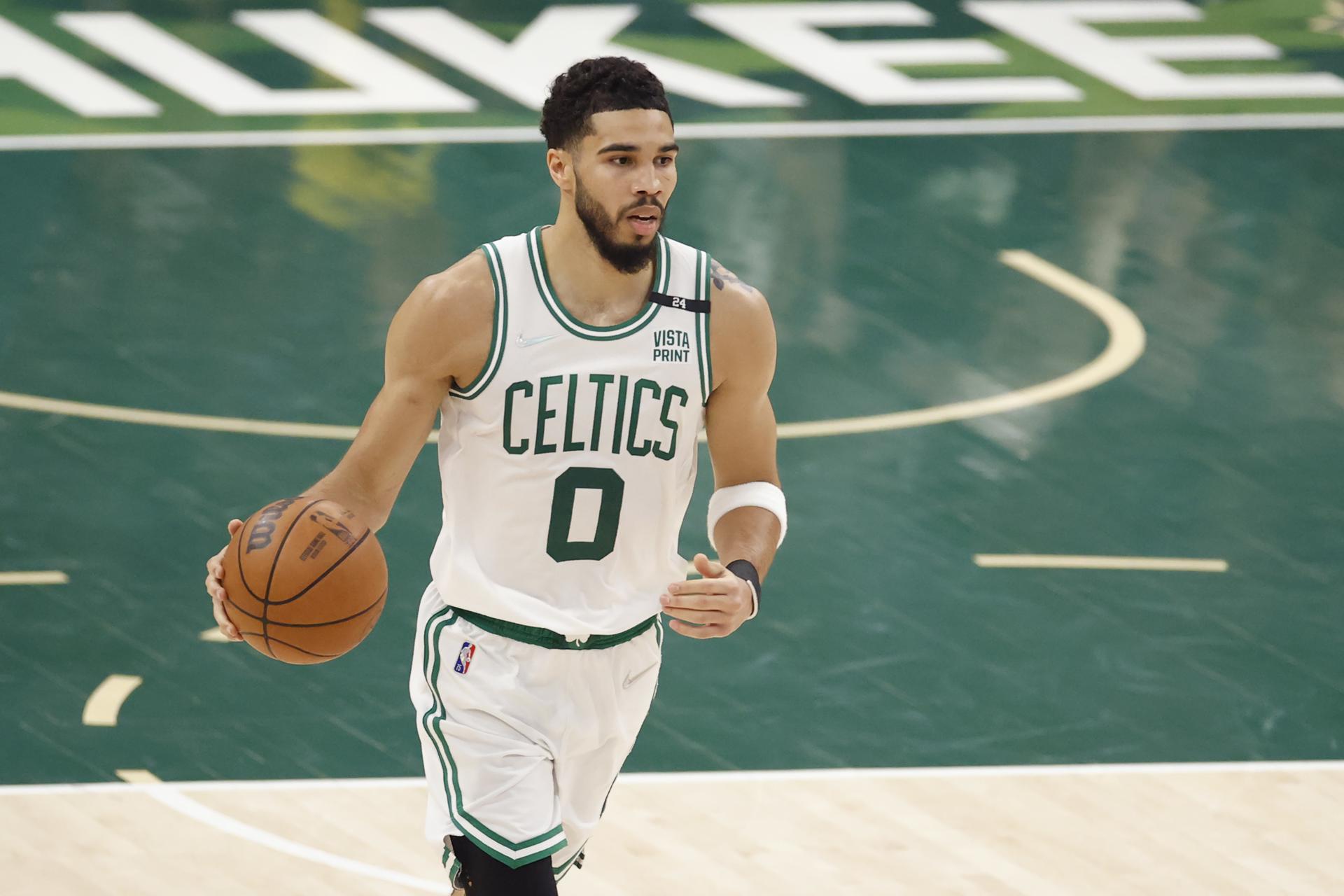 Jayson Tatum de los Boston Celtics, en una fotografía de archivo. EFE/EPA/KAMIL KRZACZYNSKI
