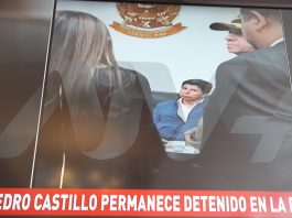 Fotografía de una pantalla de televisión donde aparece Pedro Castillo detenido en la prefectura de Lima hoy, en Lima (Perú). EFE/ Paolo Aguilar
