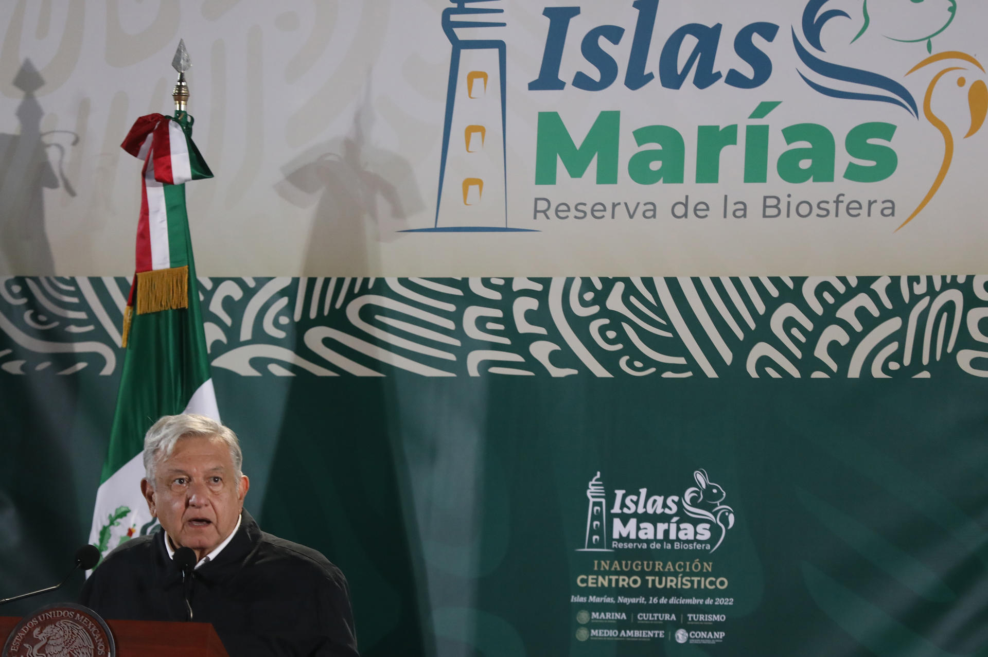 El presidente de México, Andrés Manuel López Obrador (i), habla hoy durante la Inauguración del complejo turístico 