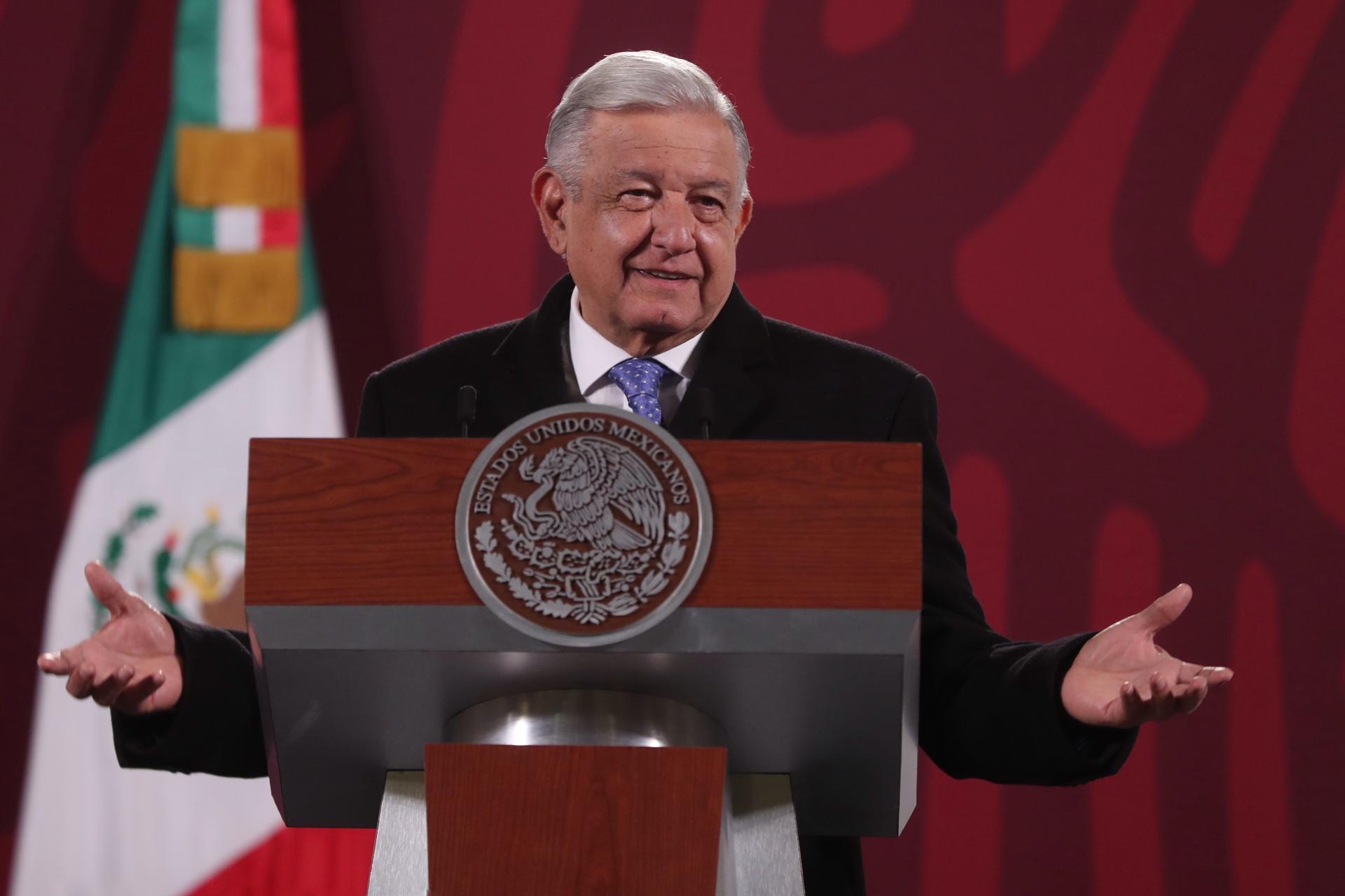 El presidente de México, Andrés Manuel López Obrador, habla durante su rueda de prensa diaria desde el Palacio Nacional, hoy, en la Ciudad de México (México). EFE/ Sáshenka Gutiérre
