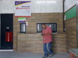 Fotografía de archivo que muestra a un hombre que retira dinero en una casa de cambio de divisas en el municipio de Tepeojuma. EFE/Hilda Ríos
