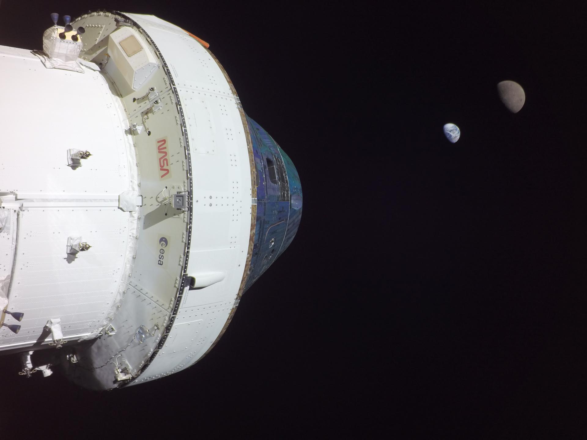 Fotografía cedida por la ESA que muestra a la cápsula Orión de la misión no tripulada Artemis I al momento de alcanzar una distancia de 432.210 kilómetros (268.563 millas) y al fondo la luna y la tierra. EFE/ESA /SOLO USO EDITORIAL /NO VENTAS /SOLO DISPONIBLE PARA ILUSTRAR LA NOTICIA QUE ACOMPAÑA /CRÉDITO OBLIGATORIO
