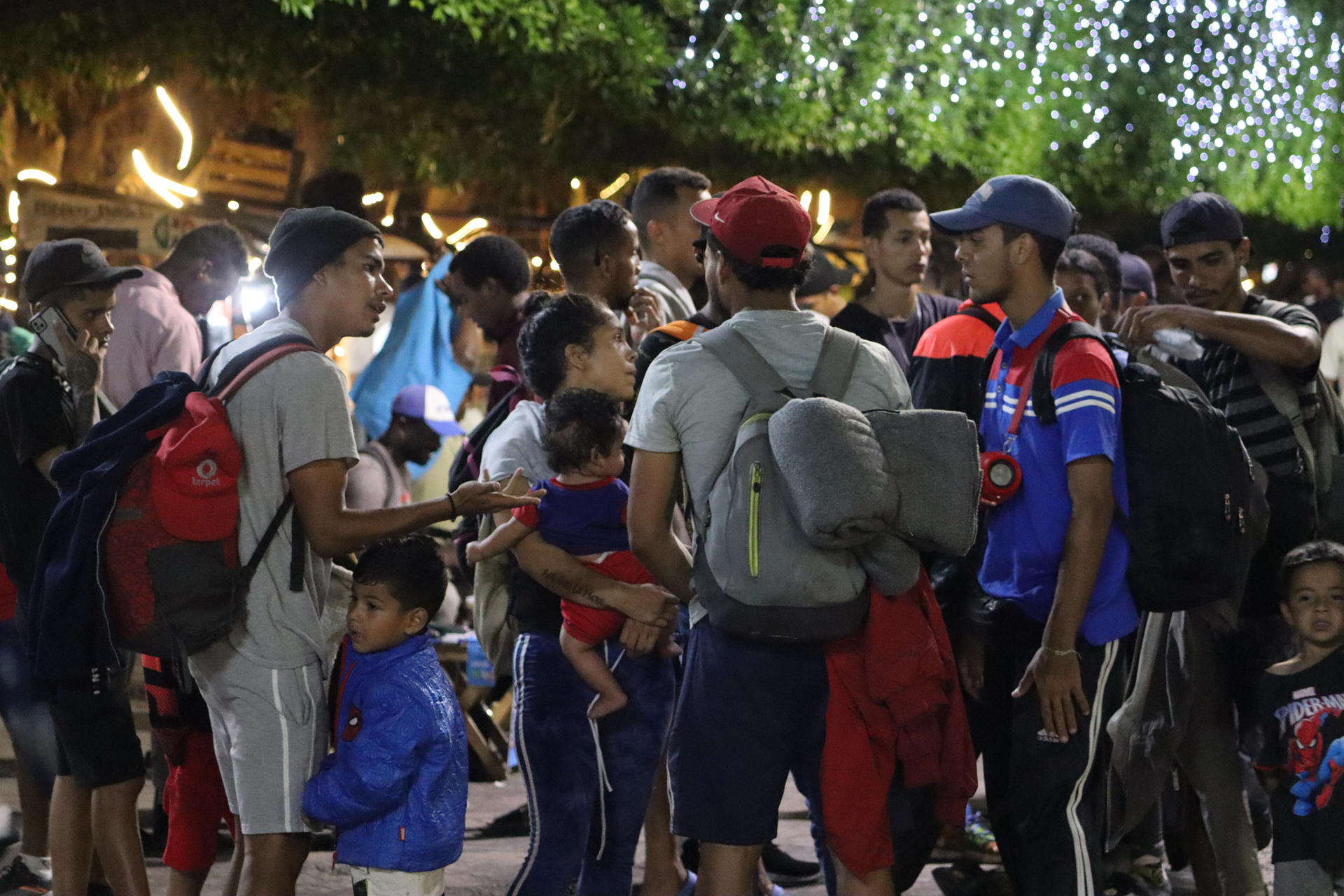 Migrantes indocumentados esperan hoy, en el parque central de Tapachula en Chiapas (México). EFE/Juan Manuel Blanco
