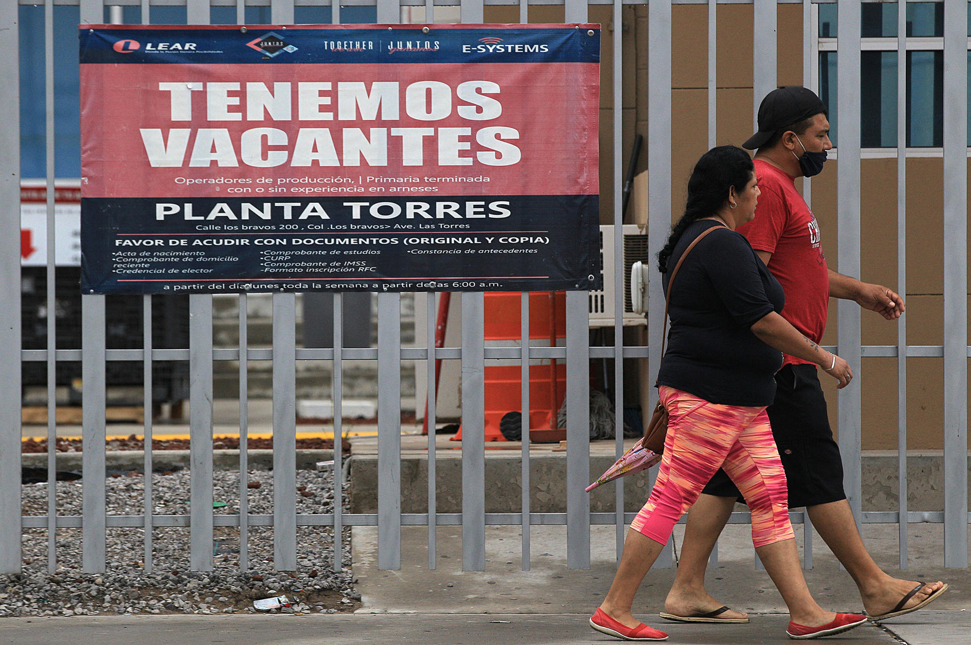 Fotografía de archivo fechada el 29 de junio de 2021, donde se observa a personas frente a una fabrica que anuncia vacantes en Ciudad Juárez, Chihuahua (México). EFE/ Luis Torres
