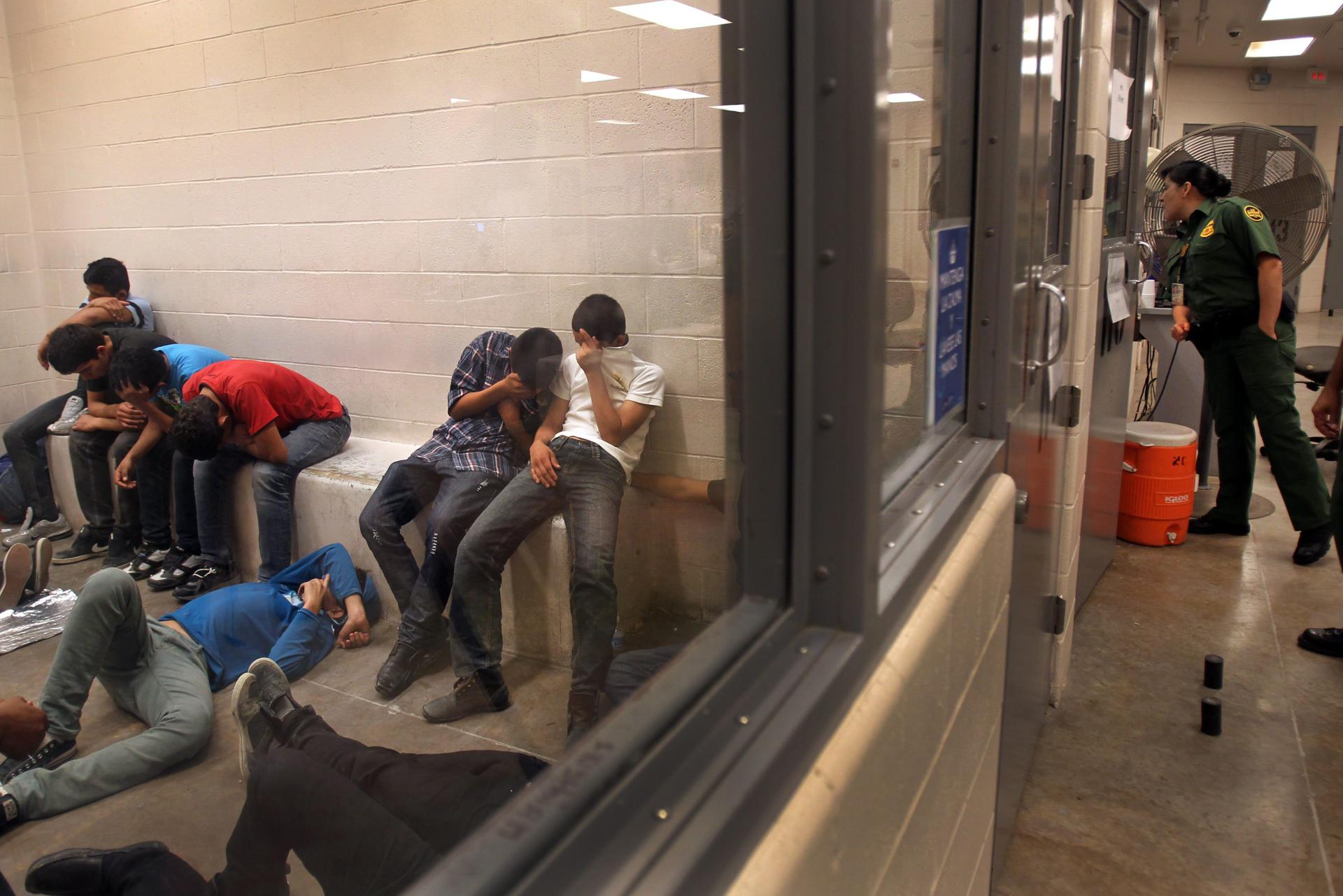 Vista de inmigrantes que han cruzado ilegalmente la frontera de EEUU. Imagen de archivo. EFE/Rick Loomis / POOL
