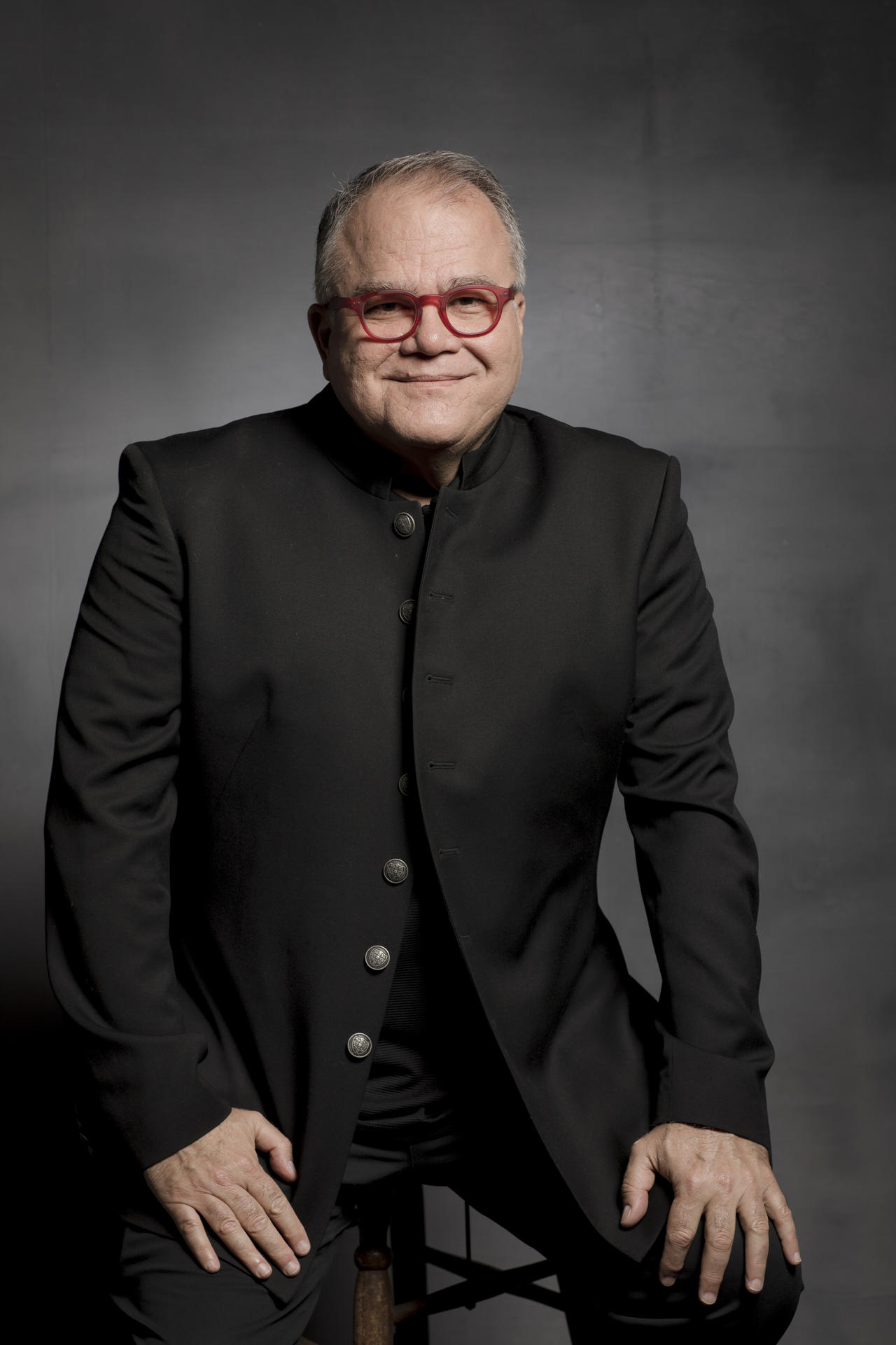 Fotografía cedida hoy por Penguin Random House donde aparece el editor jefe de la revista People en Español, el escritor de origen cubano Armando Lucas Correa, quien acaba de publicar la novela 