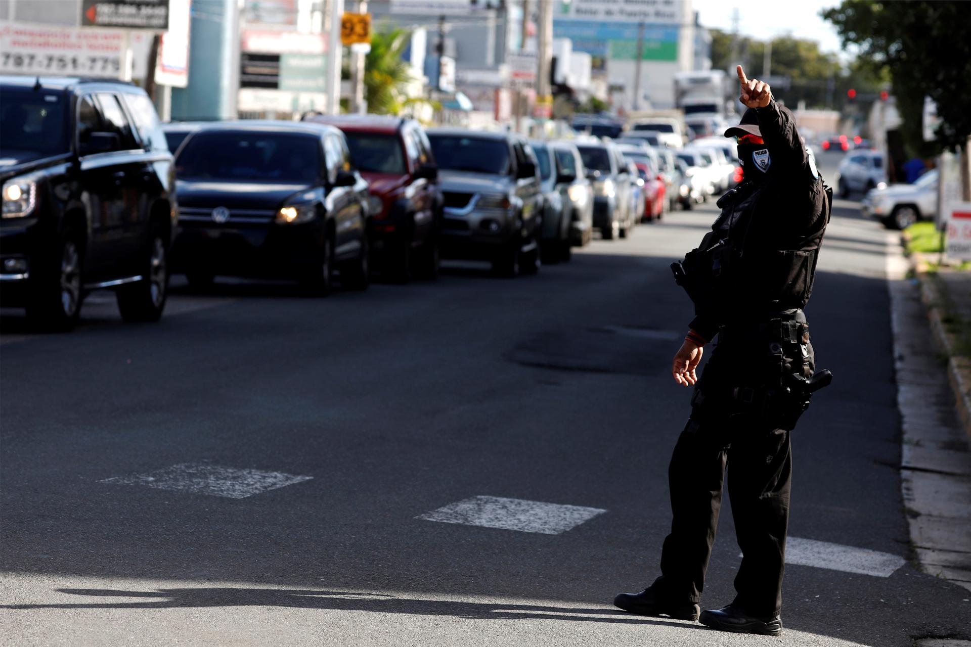 Imagen de archivo en la que se observa a un policía en San Juan (Puerto Rico). EFE/Thais Llorca
