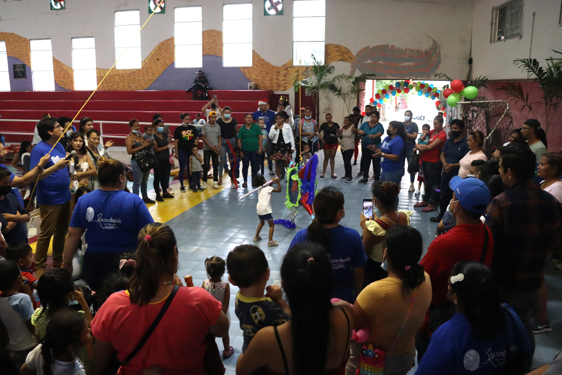 Integrantes del Servicio Jesuita a Refugiados en México (SJR), realizaron una posada a migrantes este viernes en la ciudad de Tapachula en el estado de Chiapas (México). EFE/Juan Manuel Blanco
