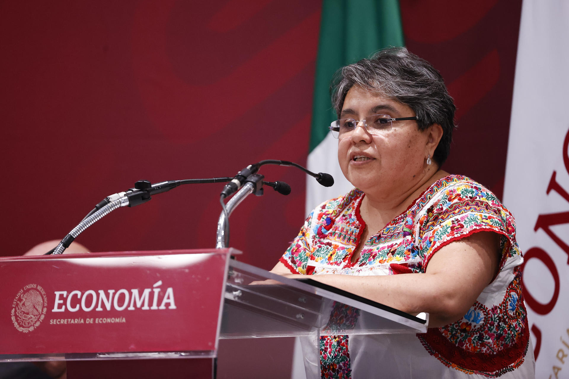 Imagen de archivo de la secretaria de Economía, Raquel Buenrostro, durante un acto celebrado en Ciudad de México (México). EFE/ José Méndez
